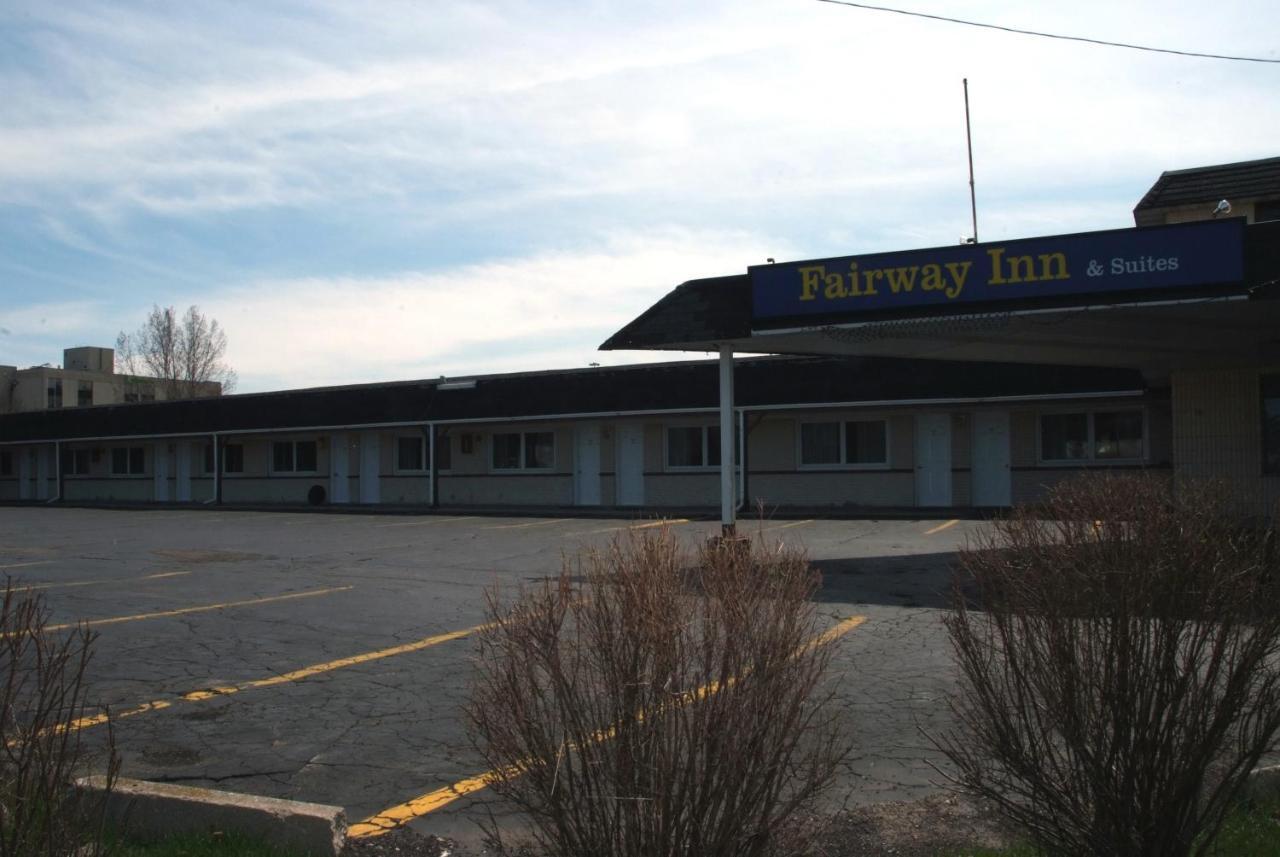 Fairway Inn & Suites キッチナー エクステリア 写真